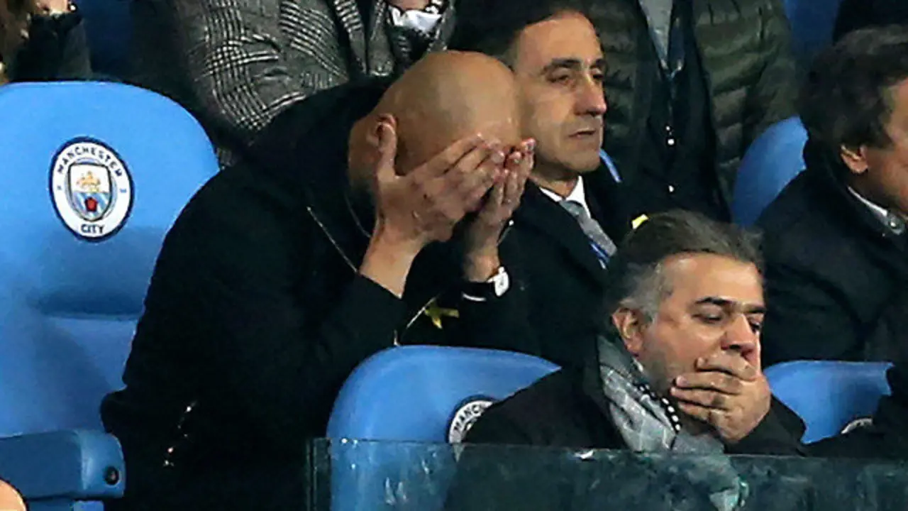 Pep Guardiola observa el encuentro desde la tribuna tras ser expulsado del campo. NIGEL RODDIS (EFE)