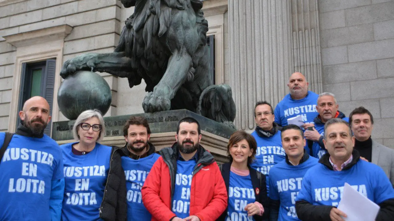 Os traballadores de Xustiza entréganlle as súas reclamacións ao ministro Catalá. EP