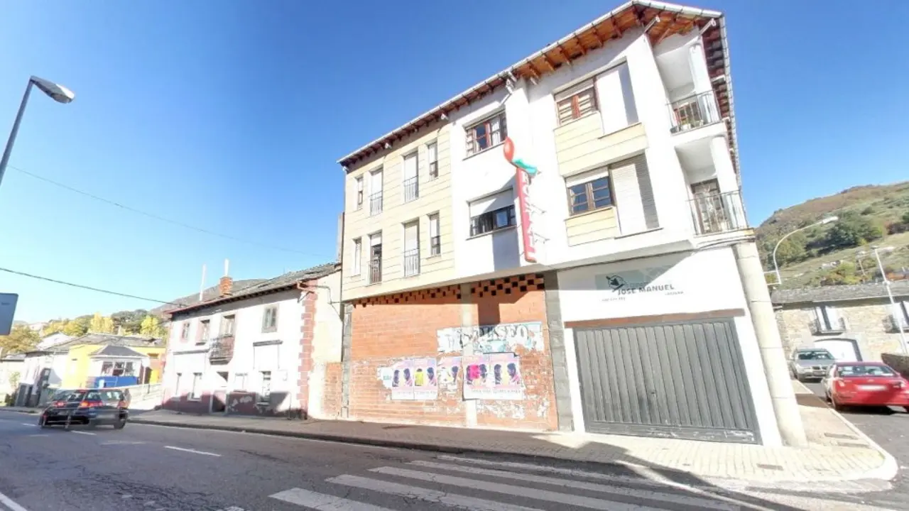 El atropello en la avenida de Asturias de Villablino, frente al hostal Marga.EFE