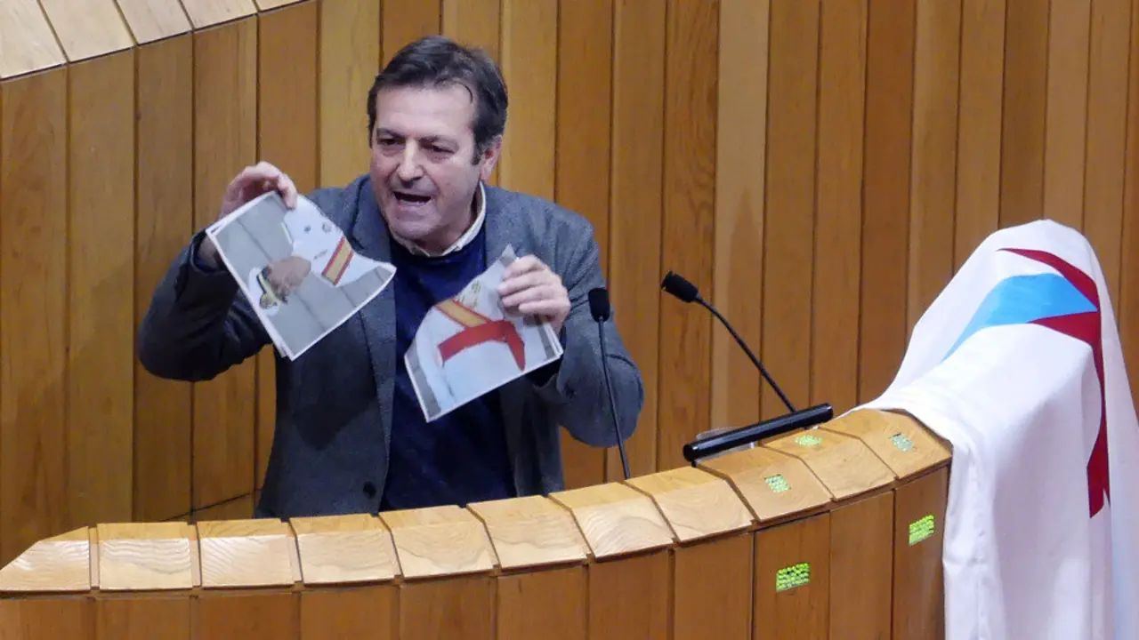 Bará rompe un retrato do Rei no Parlamento. PEPE FERRÍN