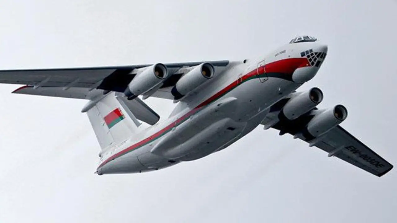 Fotografía de archivo que muestra un avión de transporte tipo Iliouchine mientra guía tres Aero L-39 Albatros durante las celebraciones del Día de la República en Minsk, Bielorrusia. EFE