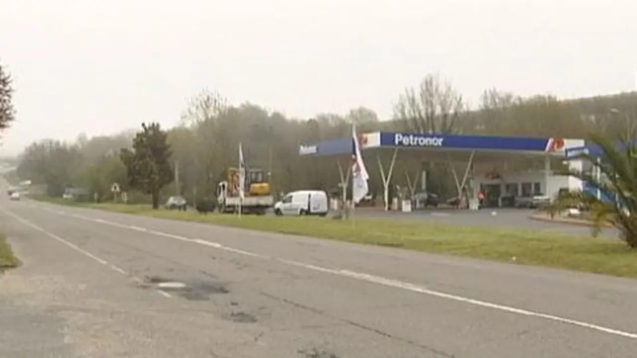 La gasolinera asaltada en Ribadavia. TVG