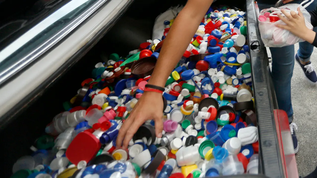 O maleteiro da Taponeta solidaria. JAVIER CERVERA-MERCADILLO