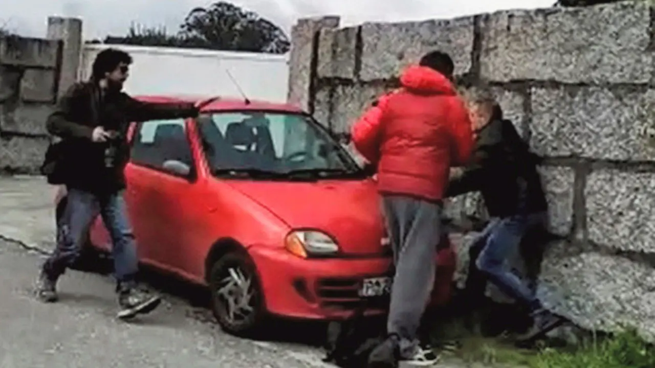 Momento en el que varios miembros de la familia Charlín se encaran con los periodistas apostados en el exterior de la vivienda. ALBA PIÑEIRO (EFE)