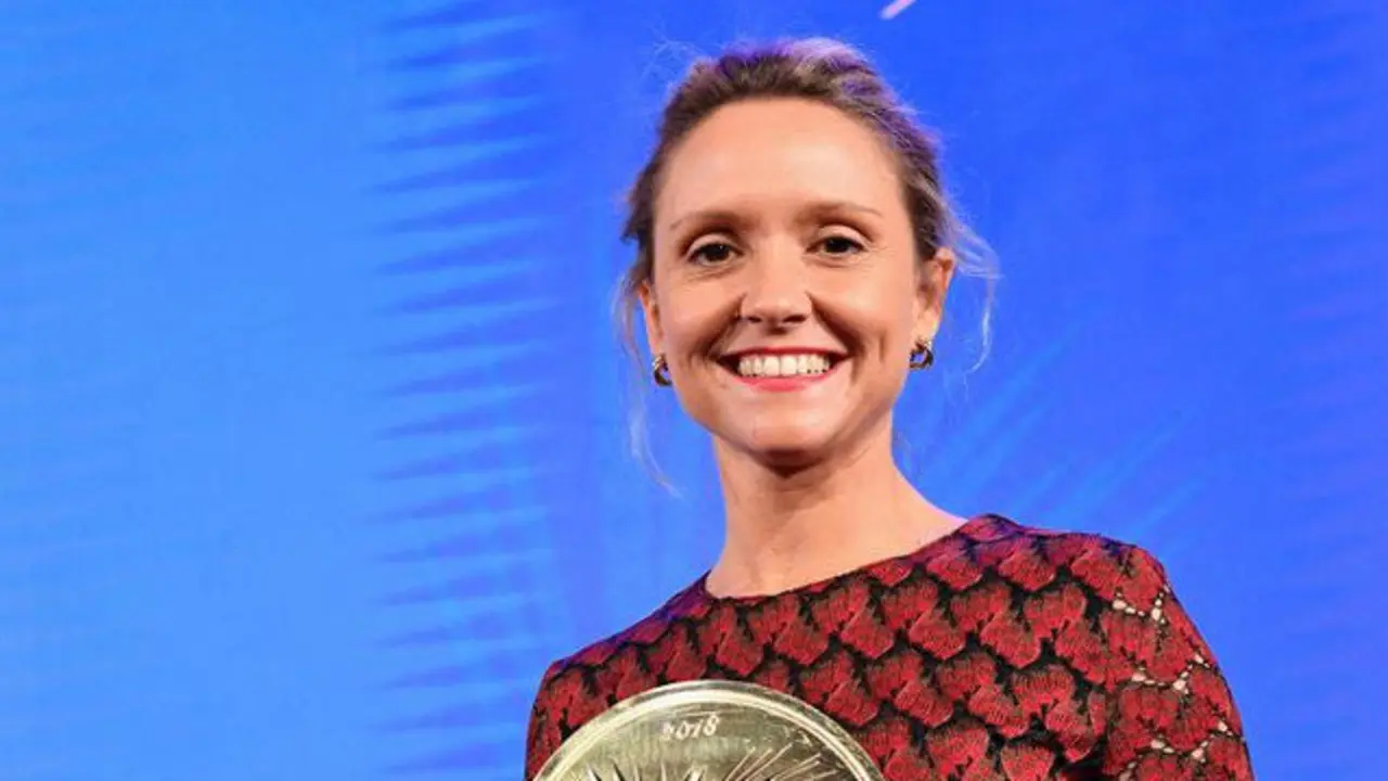 Teresa Fernández-Valdés, productora ejecutiva de Bambú, recogiendo el premio del MIPTV. YANN COATSALIOU