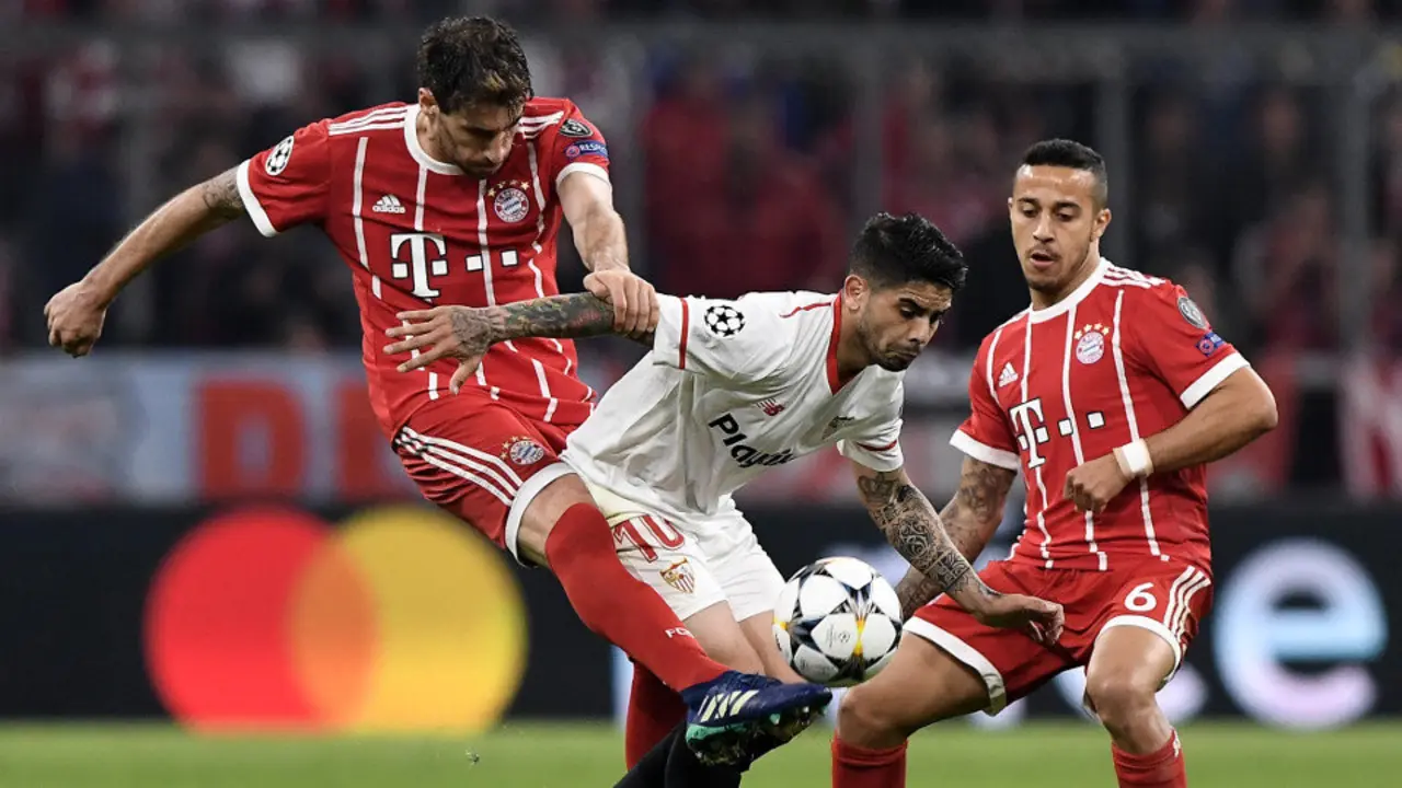 Javi Martínez, Banega y Thiago en un lance del partido. EFE