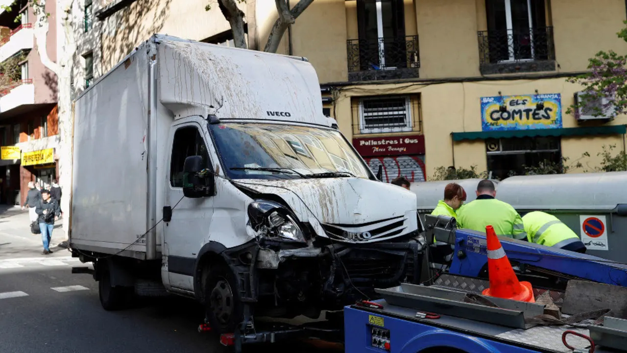 Cami&oacute;n siniestrado en la calle Arag&oacute;n.ALEJANDRO GARC&Iacute;A (EFE)