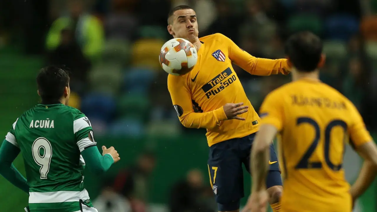 Griezmann trata de hacerse con un balón aéreo en Lisboa.MIGUEL A. LOPES (EFE)