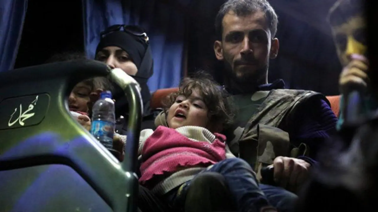 Civiles evacuados en Duma. AREF TAMMAWI (EFE)