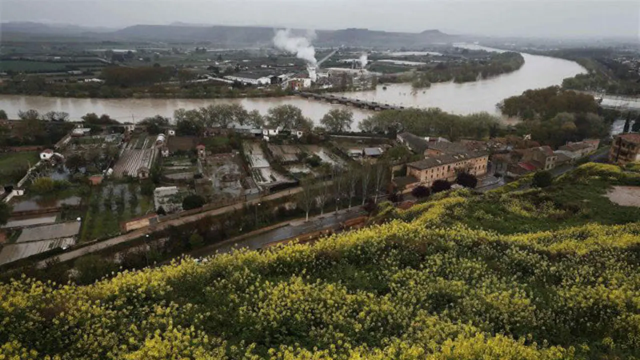 Aspecto que presenta el Río Ebro a su paso por Tudela.  JESÚS DIGES (EFE)