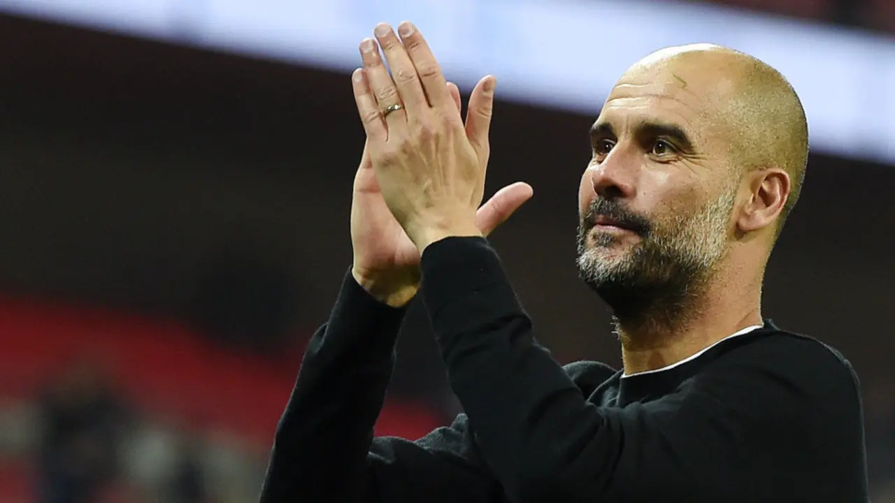 Pep Guardiola celebrando la victoria con su afición tras la victoria frente al Tottenham. ANDY RAIN (EFE)