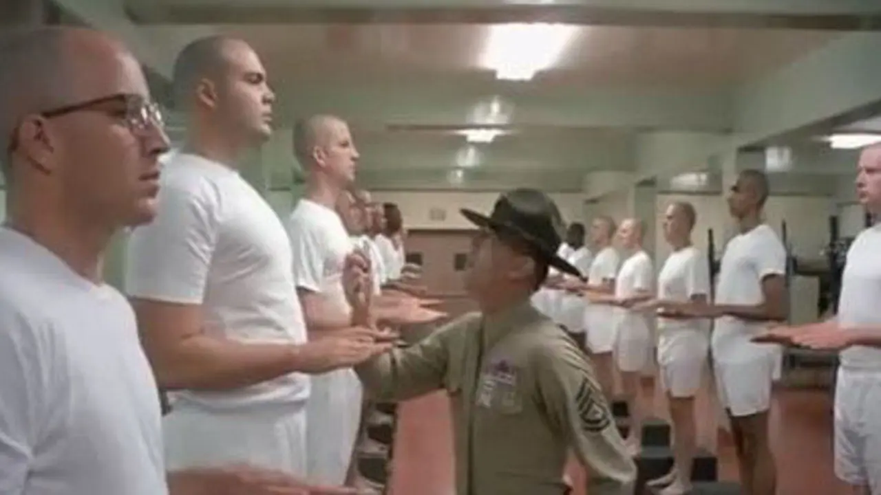 El sargento que humilló al 'recluta patoso'. YOUTUBE