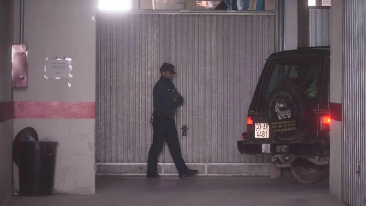 Garaje en el que se encontraron los dos cuerpos. RAFA ALCAIDE (EFE)