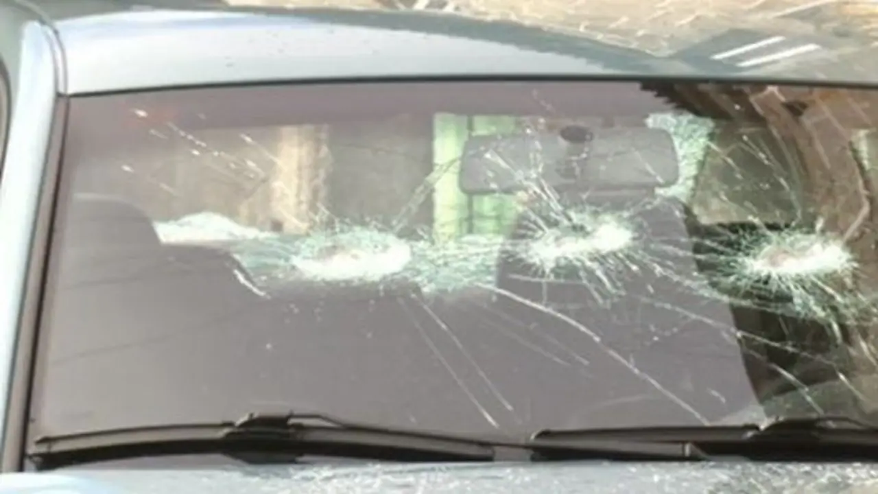 Así quedó el coche de la víctima tras recibir varios disparos de escopeta. TVG