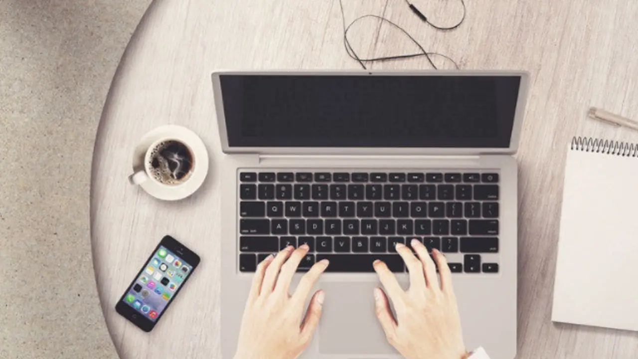 Móvil y ordenador portátil.