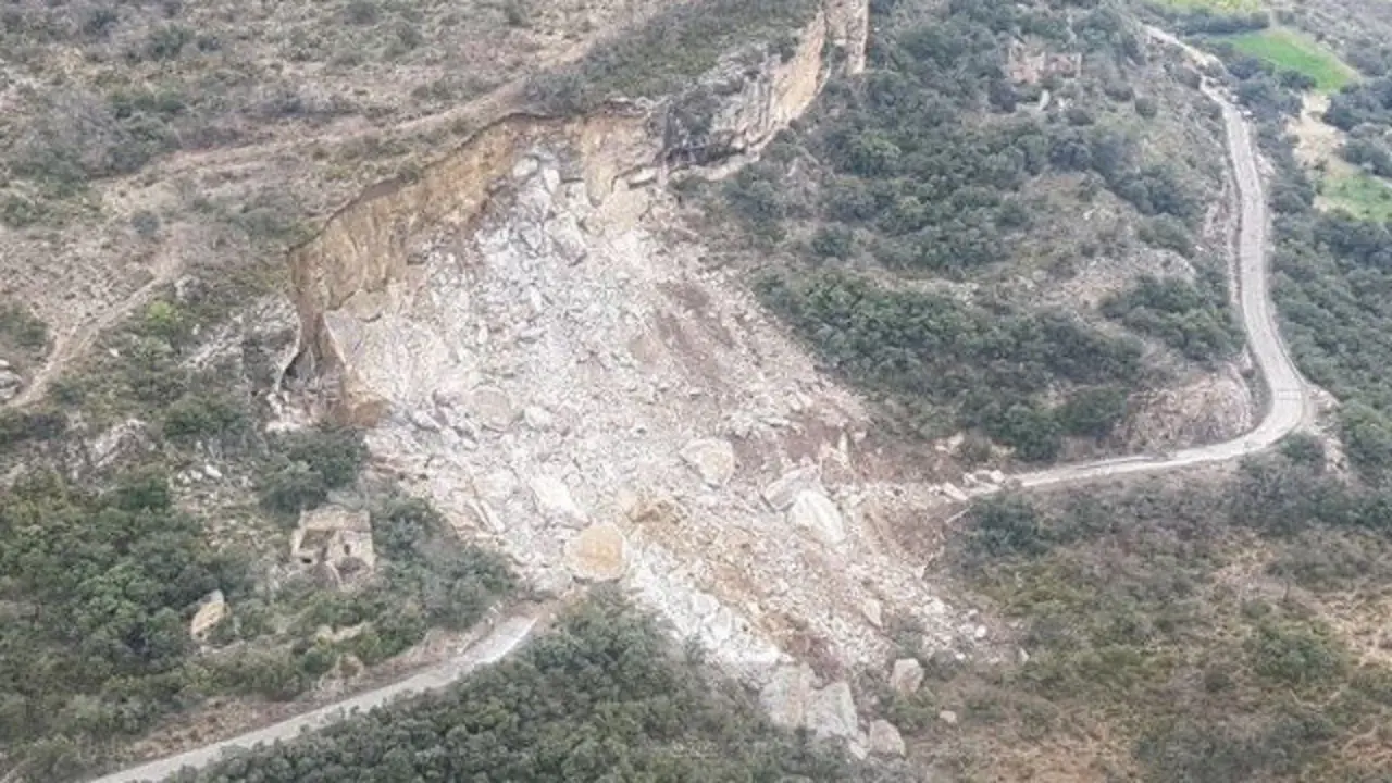 Desprendimeinto de tierra y piedras sobre la LV-9124. MOSSOS D'ESQUADRA