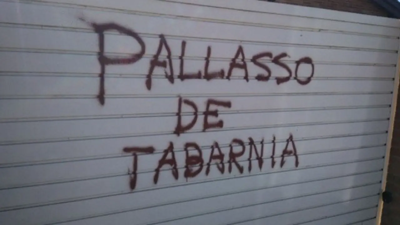 Pintadas en la casa del periodista Tomás Guasch. TWITTER