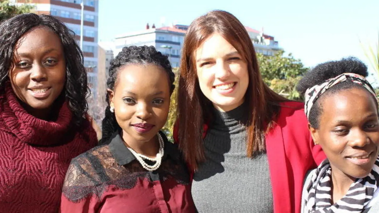 Jessica (derecha) junto a Calima Fernández y otras dos auxiliares. EP - Portada