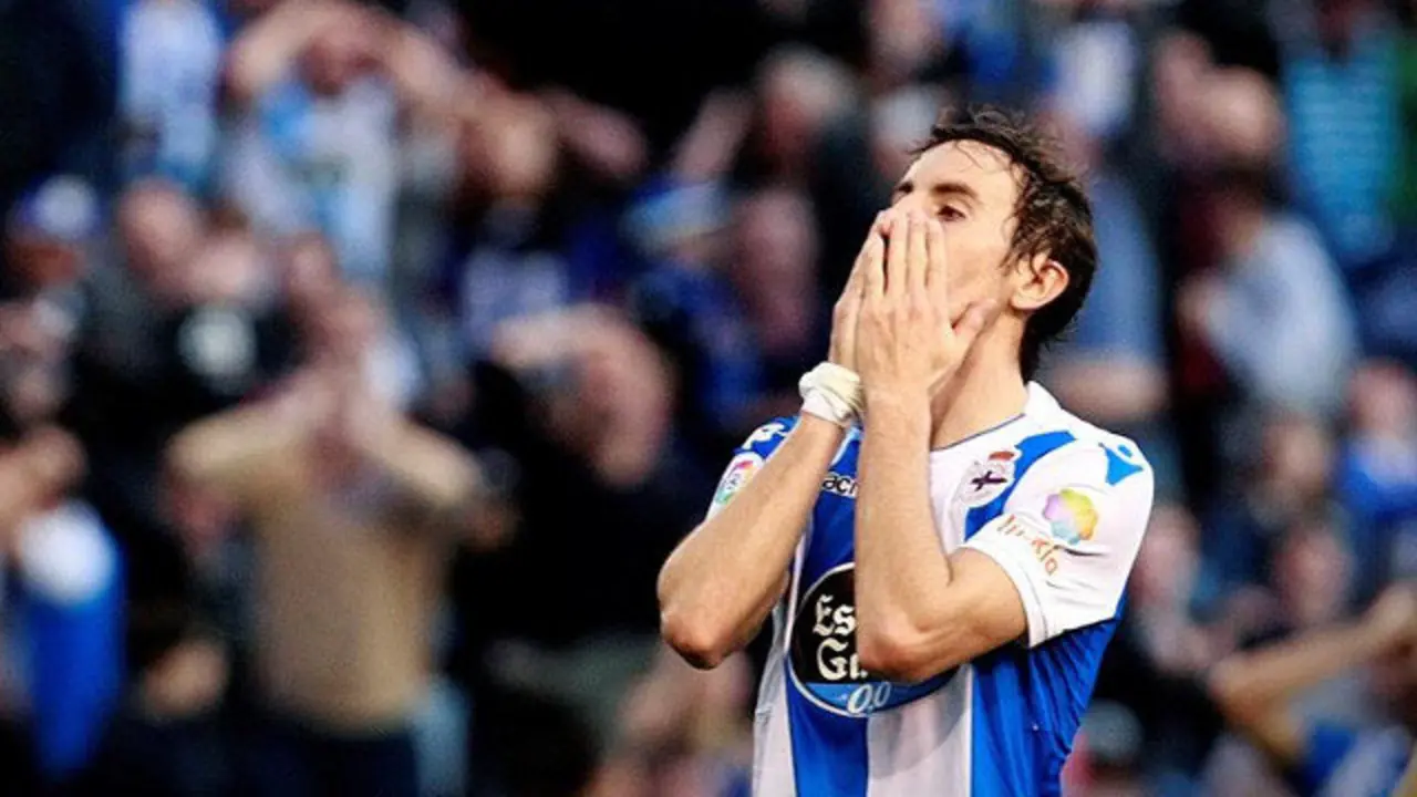 O centrocampista do Deportivo Pedro Mosquera laméntase durante o partido ante o Sevilla. CABALAR (EFE)