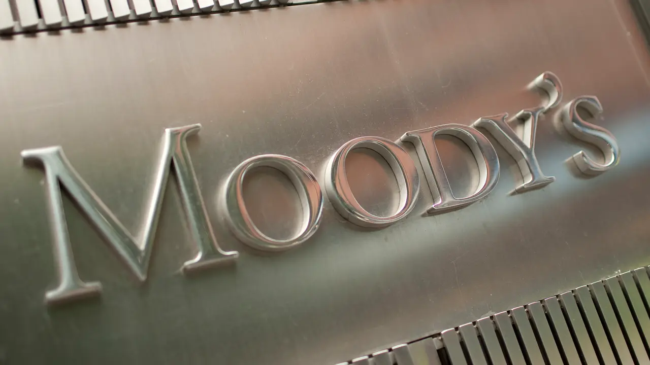 The Moody's Investors Service Inc. logo is displayed outside of the company's headquarters in New York, U.S., on Thursday, July 28, 2011. Moody's Investors Service, Standard & Poor's and Fitch Ratings have said they may consider lowering the nation's top rating if officials fail to resolve the stalemate. Photographer: Scott Eells/Bloomberg