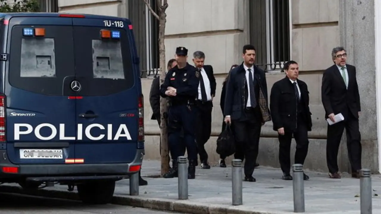 El abogado de Forcadell, Andreu Van den Eynde (2i), y el de Turull, Jordi Pina Massachs (d), a su llegada al Tribunal Supremo. MARISCAL