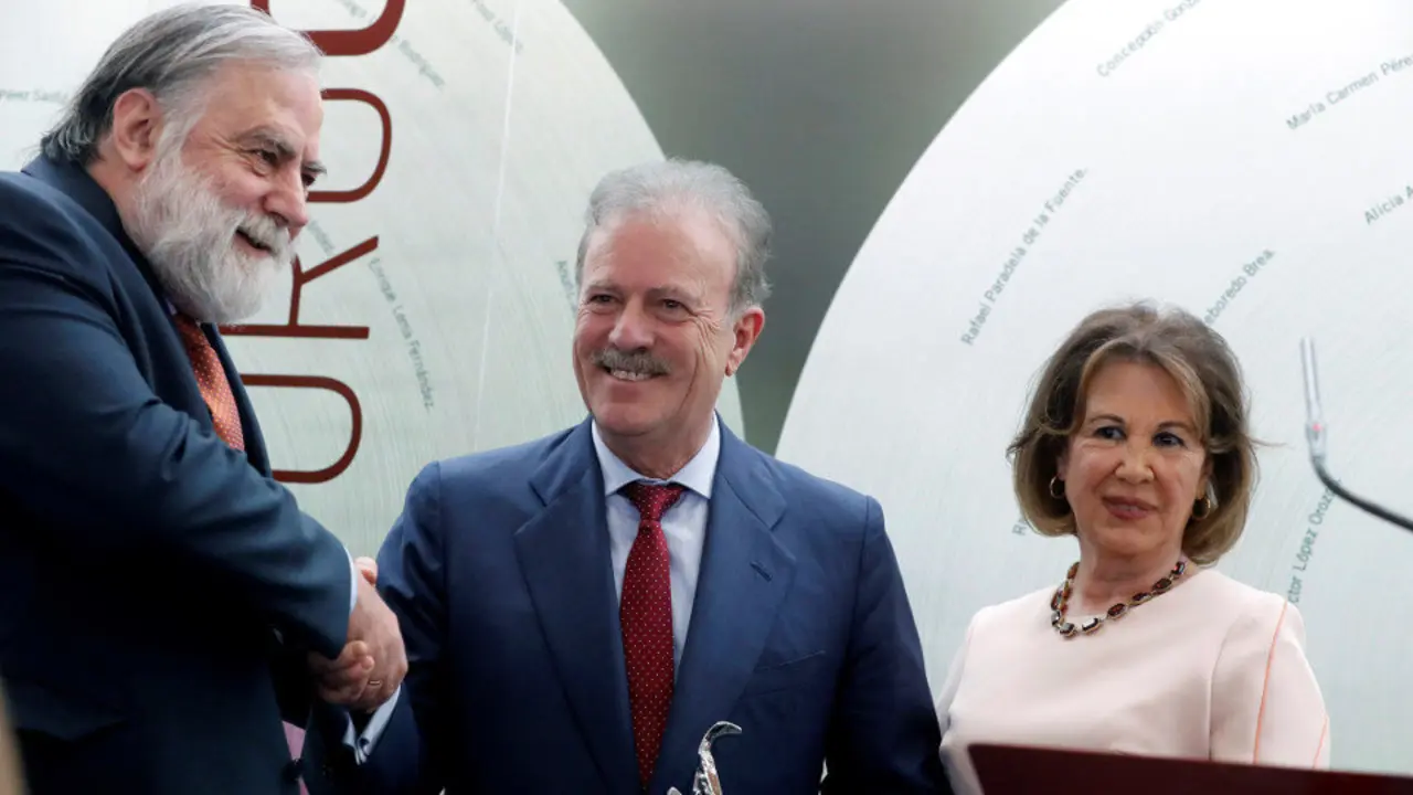 Campo Vidal, escoltado por José de Cora y Blanca García Montenegro. ELISEO TRIGO