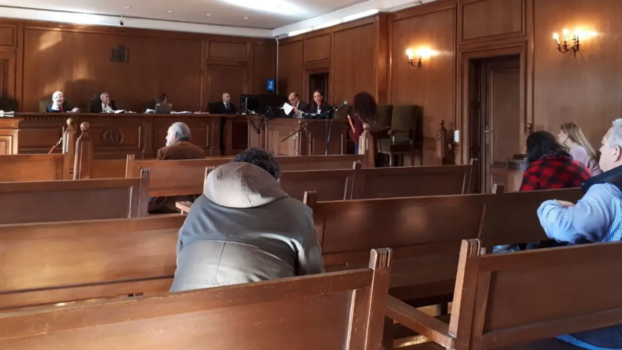Juicio en Pontevedra por supuestos tocamientos a una niña de doce años. VM 