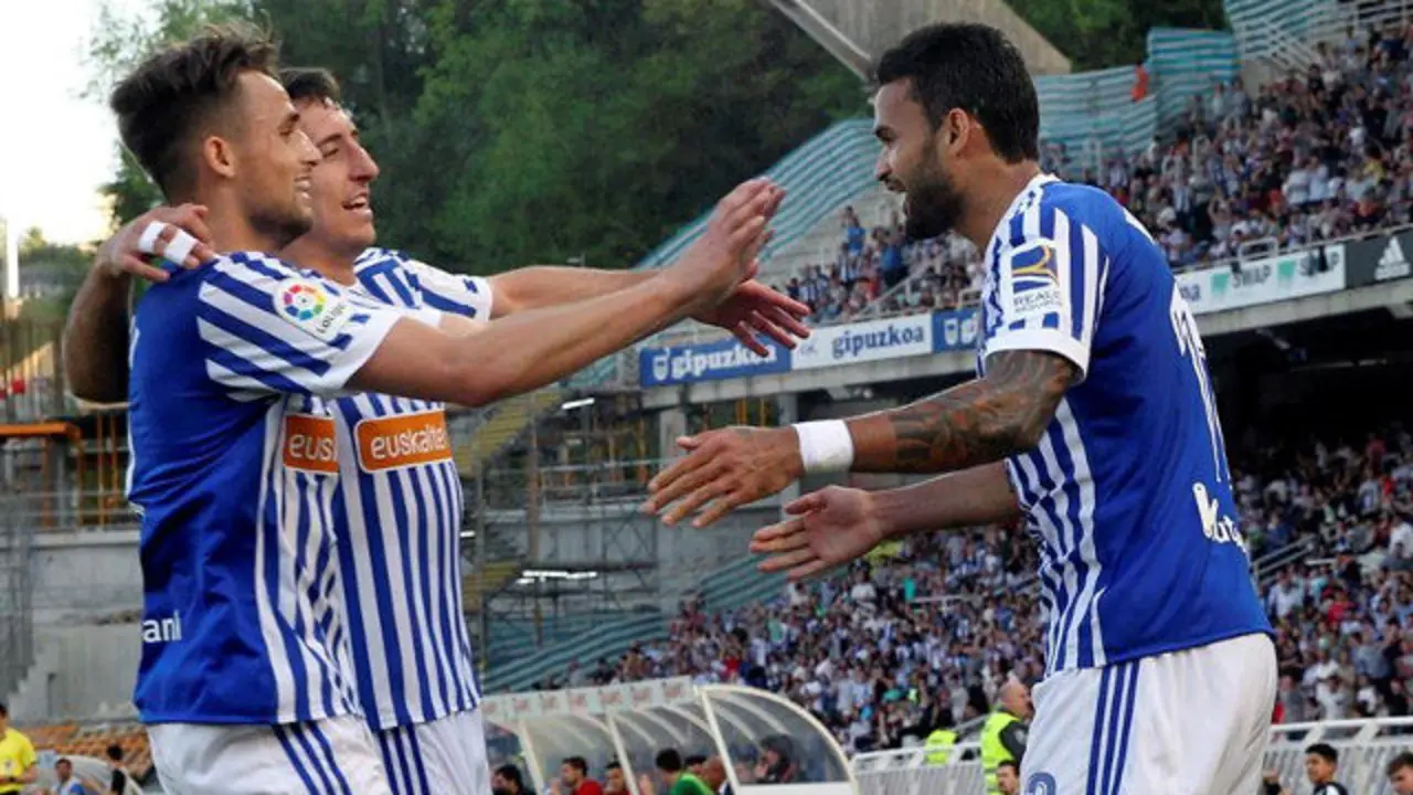 Los jugadores de la Real Sociedad celebran un gol. JAVIER ETXEZARRETA (EFE)