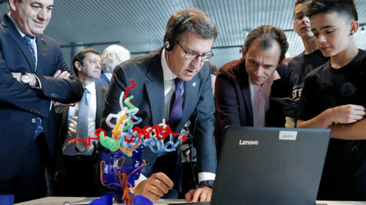 Pedro Duque, junto a Núñez Feijóo. LAVANDEIRA JR. (EFE)