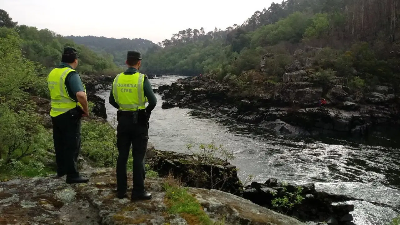 Efectivos de la Guardia Civil colaboran en la búsqueda en Arbo del pescador desaparecido. TWITTER
