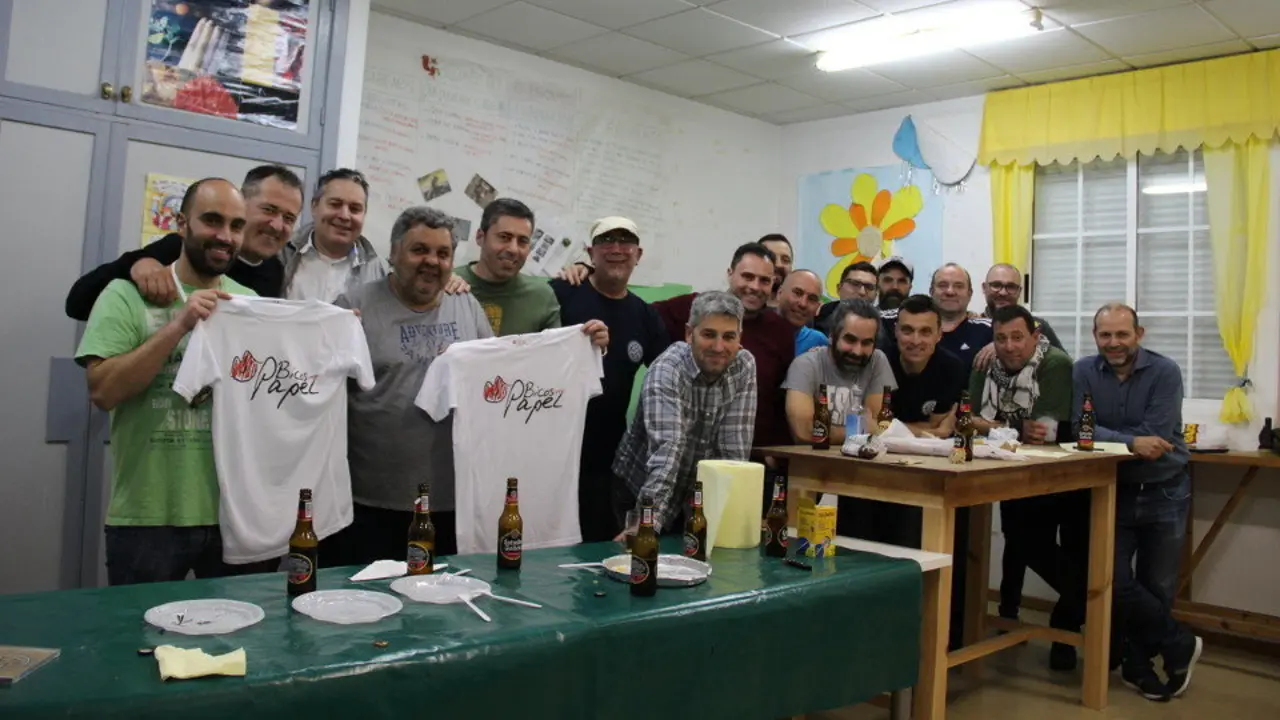 Os homes tras os disfraces, a comparsa Vou nun Bou. C. NEIRA