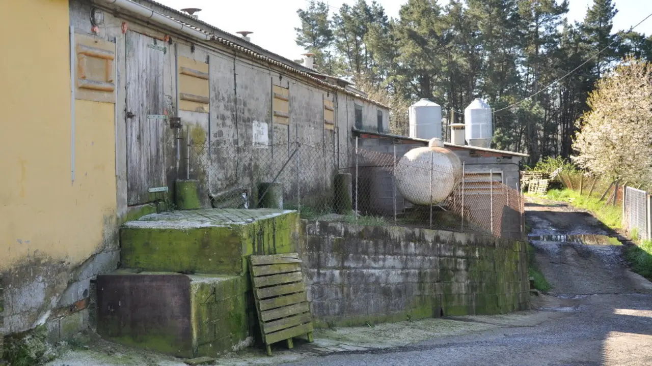 Exterior de la granja de Sarria de la empresaria acusada de tener retenidos a tres ciudadanos colombianos. CNP