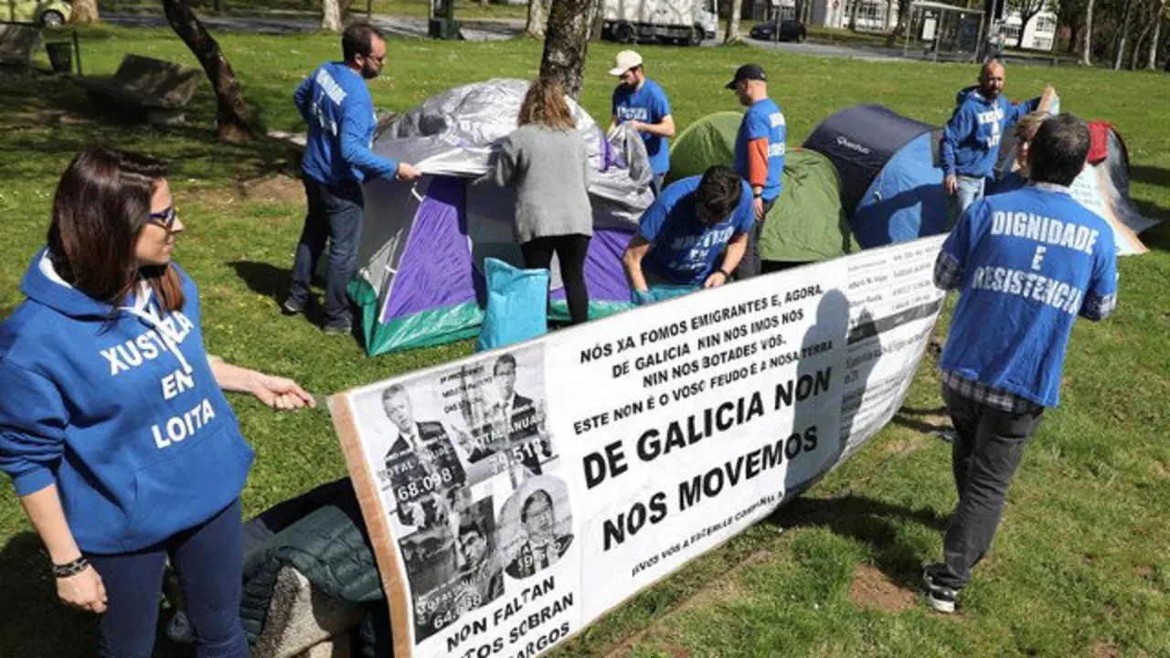 Miembros del comité de huelga de Xustiza, ante los edificios administrativos de San Caetano. XOÁN REY (EFE)
