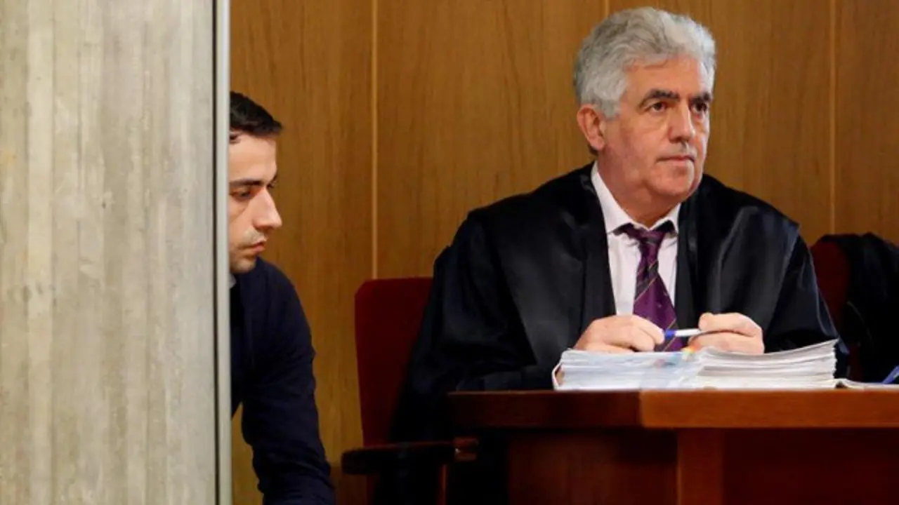 El acusado de matar a su expareja a patadas en Vigo (izquierda), durante el juicio. SALVADOR SAS (EFE)