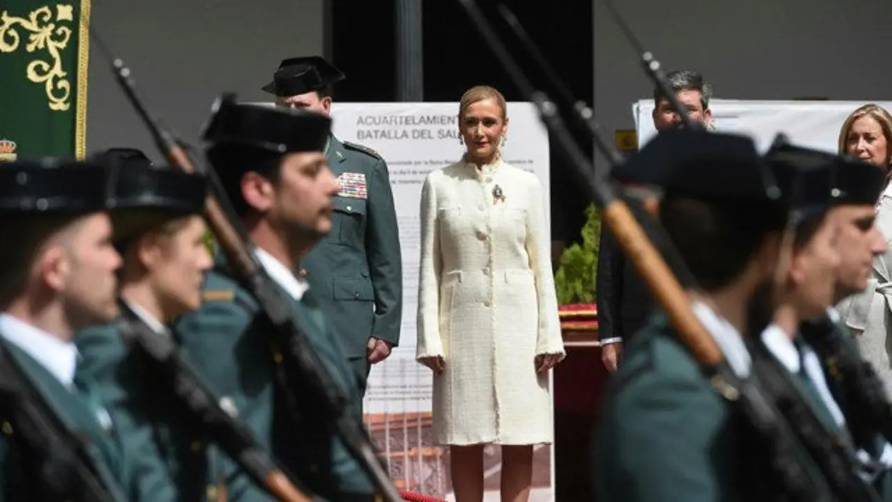 La presidenta de la Comunidad de Madrid, Cristina Cifuentes, este martes durante la toma de posesión del General de Brigada José Antonio Berrocal como Jefe de la 1ª Zona de la Guardia Civil. FERNANDO VILLAR (EFE)
