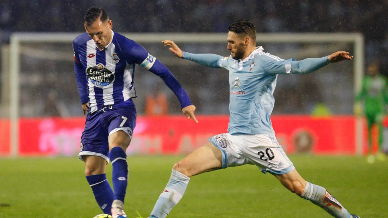 Lucas Pérez y Sergi Gómez, en un derbi reciente. EFE