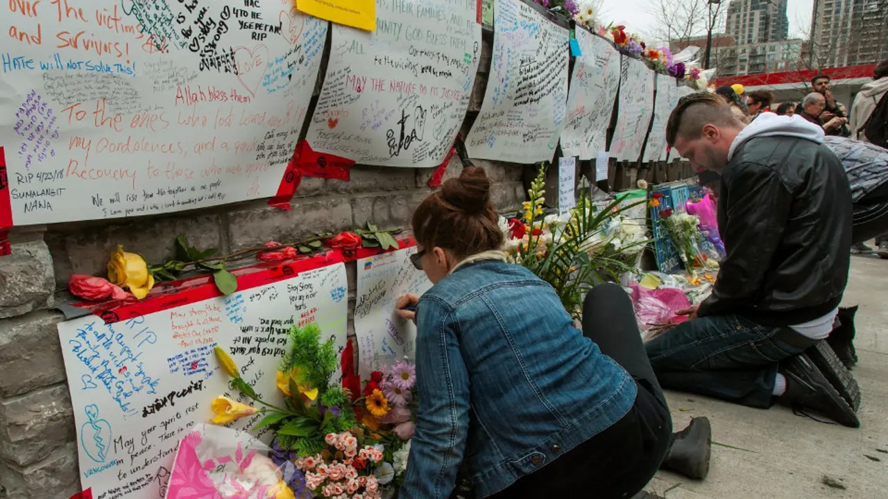 Varias personas lloran a las víctimas del atropello de Toronto.WARREN TODA (Efe)