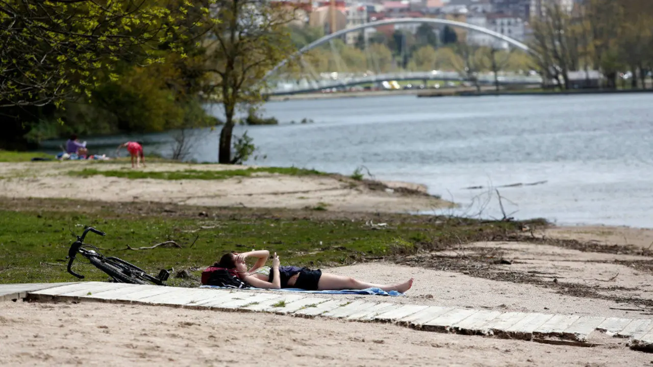 Unha moza gozando do sol en Pontevedra. JAVIER CERVERA-MERCADILLO