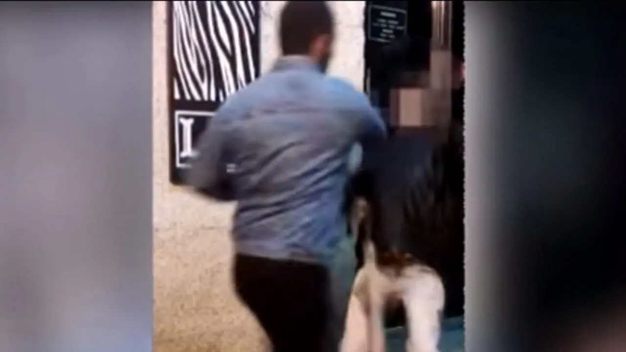 Momento no que o agresor propina unha puñada na cara ao veciño do Carballiño. DP