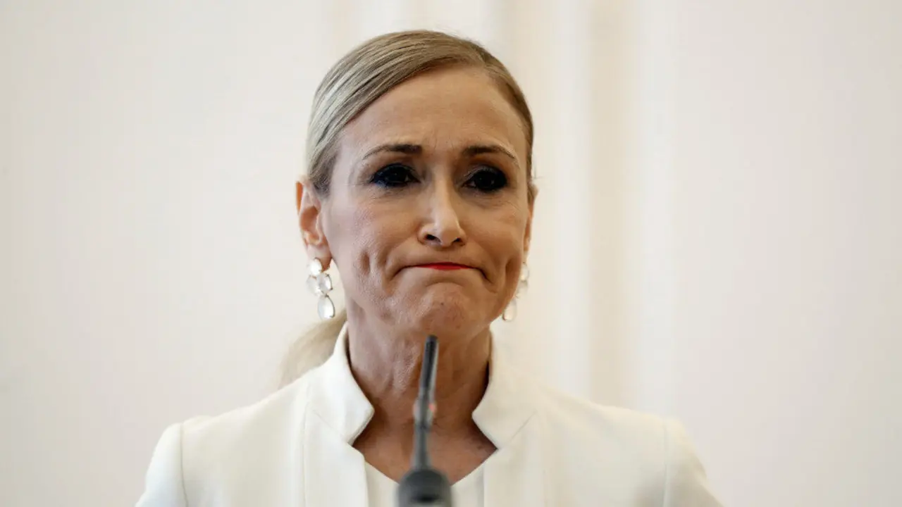 Cristina Cifuentes, durante la rueda de prensa en la que ha anunciado su dimisión como presidenta de la Comunidad de Madrid. EMILIO NARANJO (EFE)