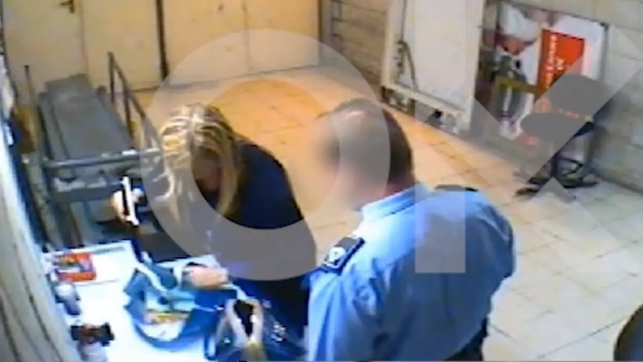 Cristina Cifuentes, durante el robo de dos botes de crema en un supermercado. OKDIARIO