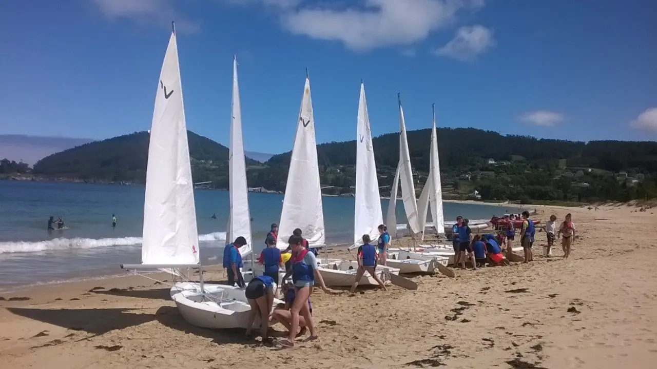 Mozos nunha actividade de vela durante un campamento o pasado verán. EP