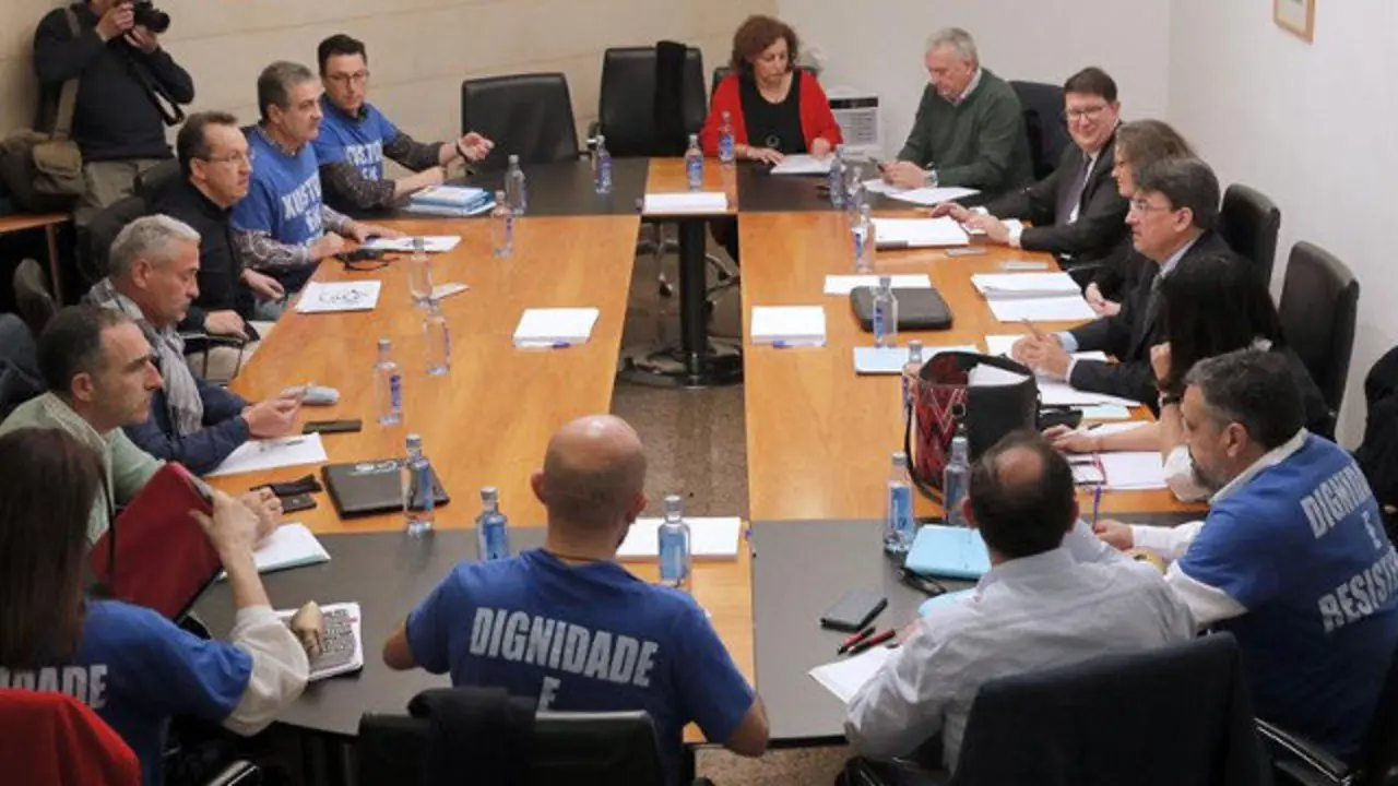 Mesa de negociación de la huelga de Justicia, el pasado 18 de abril. LAVANDEIRA JR (EFE)