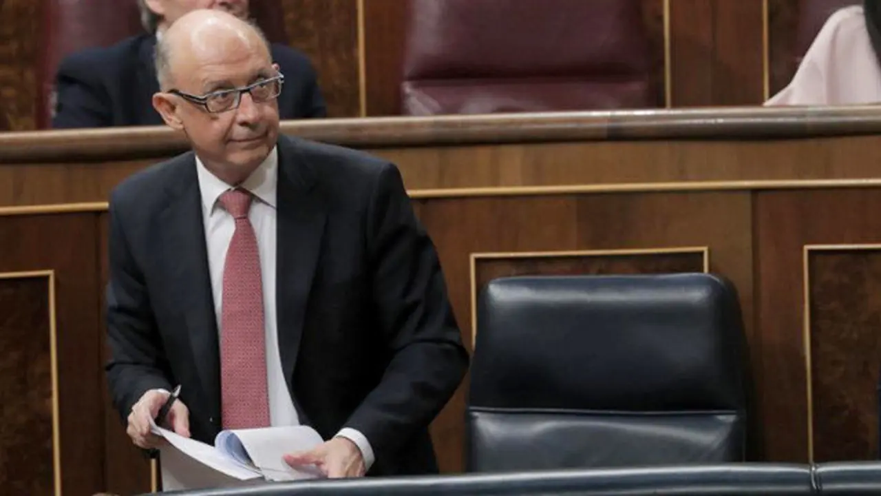 El ministro de Hacienda, Cristóbal Montoro, durante su intervención en el pleno del Congreso de los Diputados, este jueves. ZIPI (EFE)