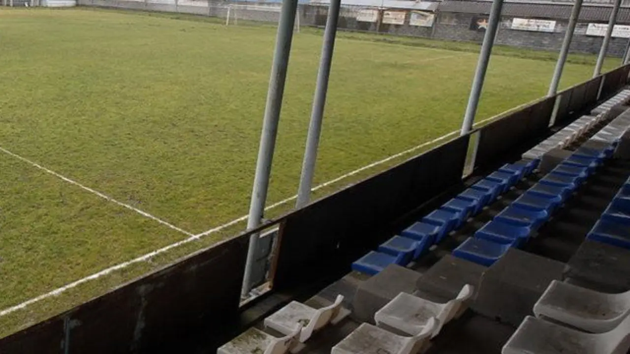 Un campo de fútbol modesto. AEP