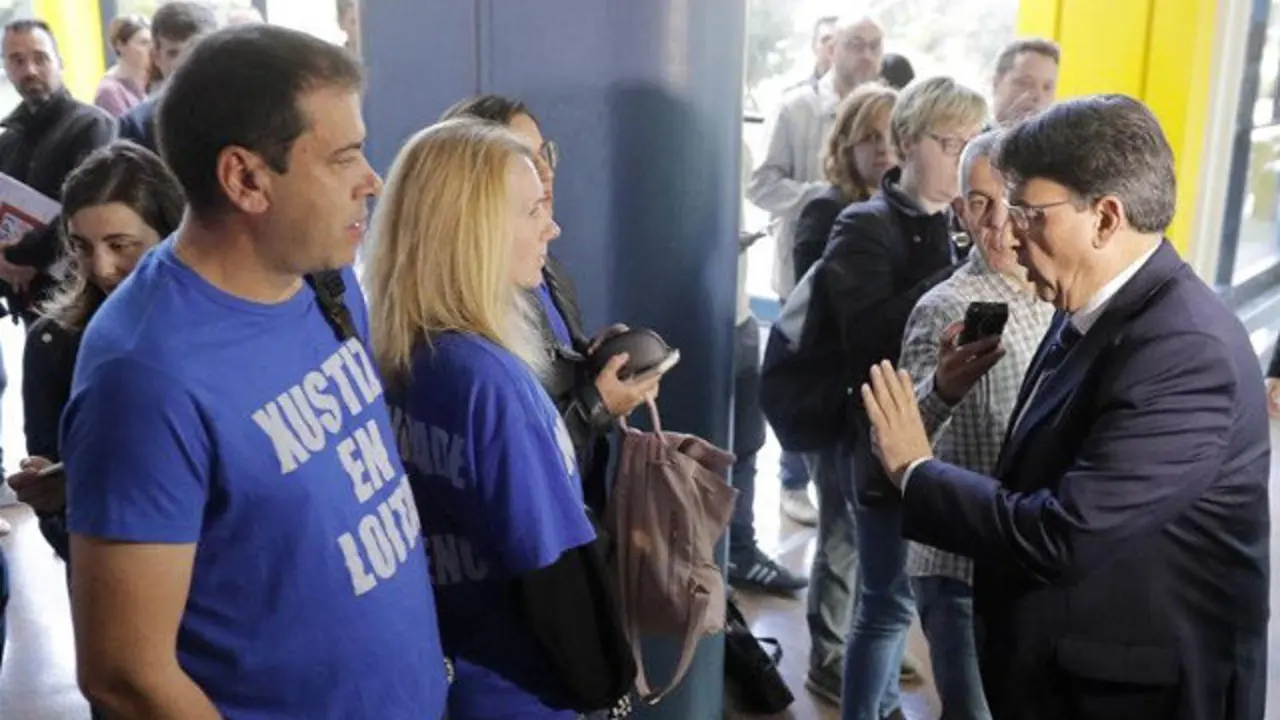 O director xeneral de Xustiza, Juan José Martín, xunto aos representantes sindicais dos funcionarios da Administración de Xustiza de Galicia, este xoves. LAVANDEIRA JR (EFE)