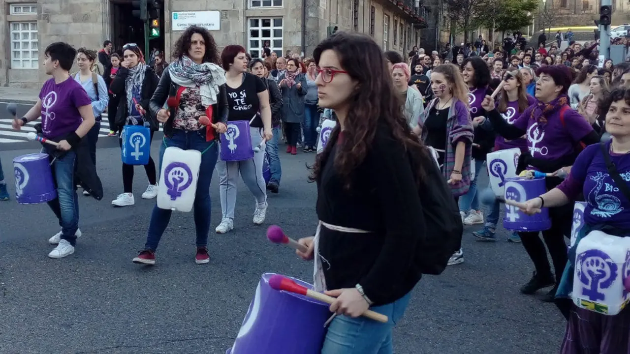 Participantes na manifestación contra a sentenza de La Manada en Santiago. CRISTINA MOSTEIRO