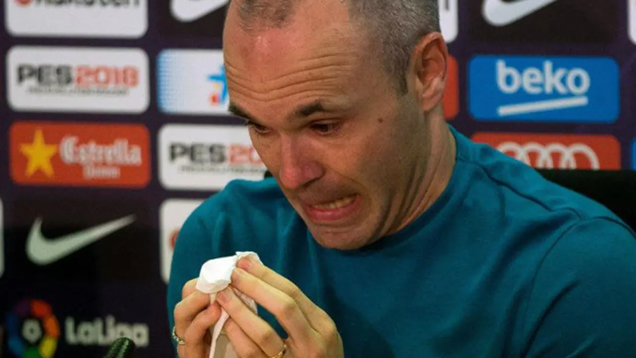Iniesta, entre lágrimas. ENRIC FONTCUBERTA