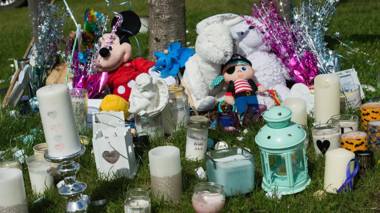 Velas y muñecos dejados a las puertas del hospital Alder Hey de Liverpool, donde se encontraba ingresado Alfie Evans. PETER POWELL (EFE)