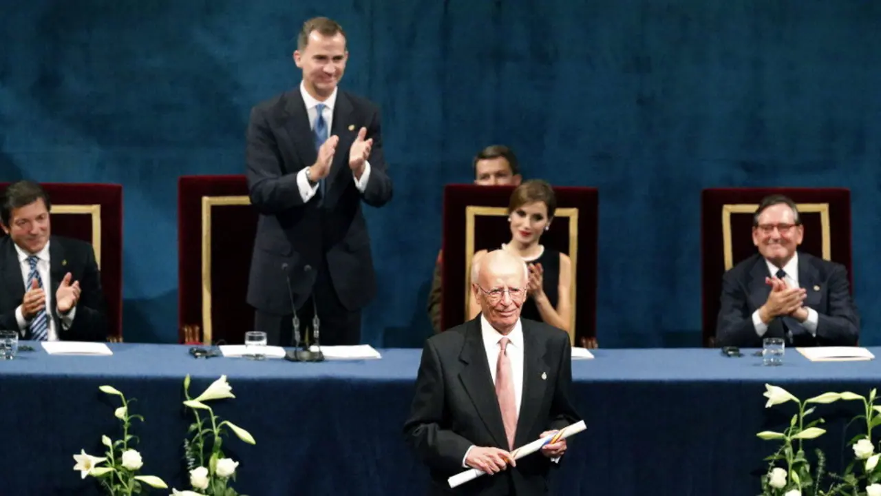 El filósofo Emilio Lledó, tras recibir el Premio Princesa de Asturias. J.L. CEREIJIDO (EFE)